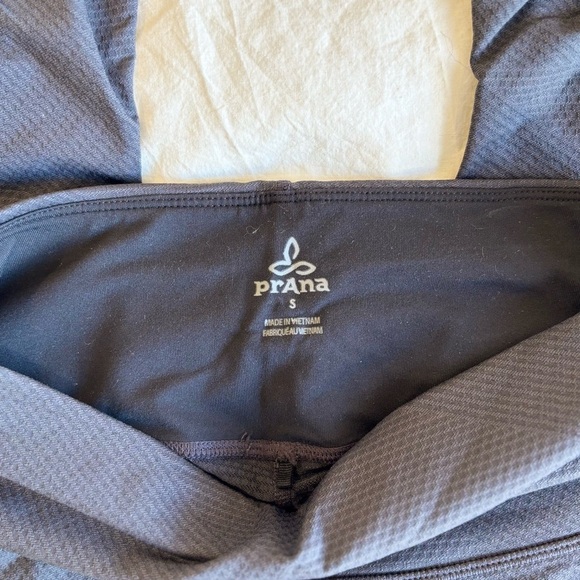Prana 3/4 leggings in grey size small - Picture 2 of 8